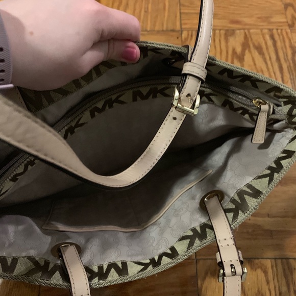 Michael Kors purse - lightly used - Picture 2 of 3